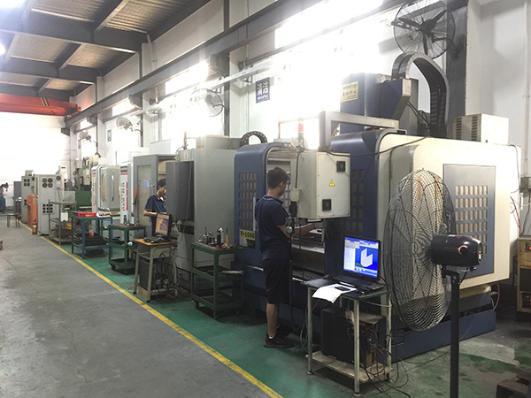 压铸后数控加工车间